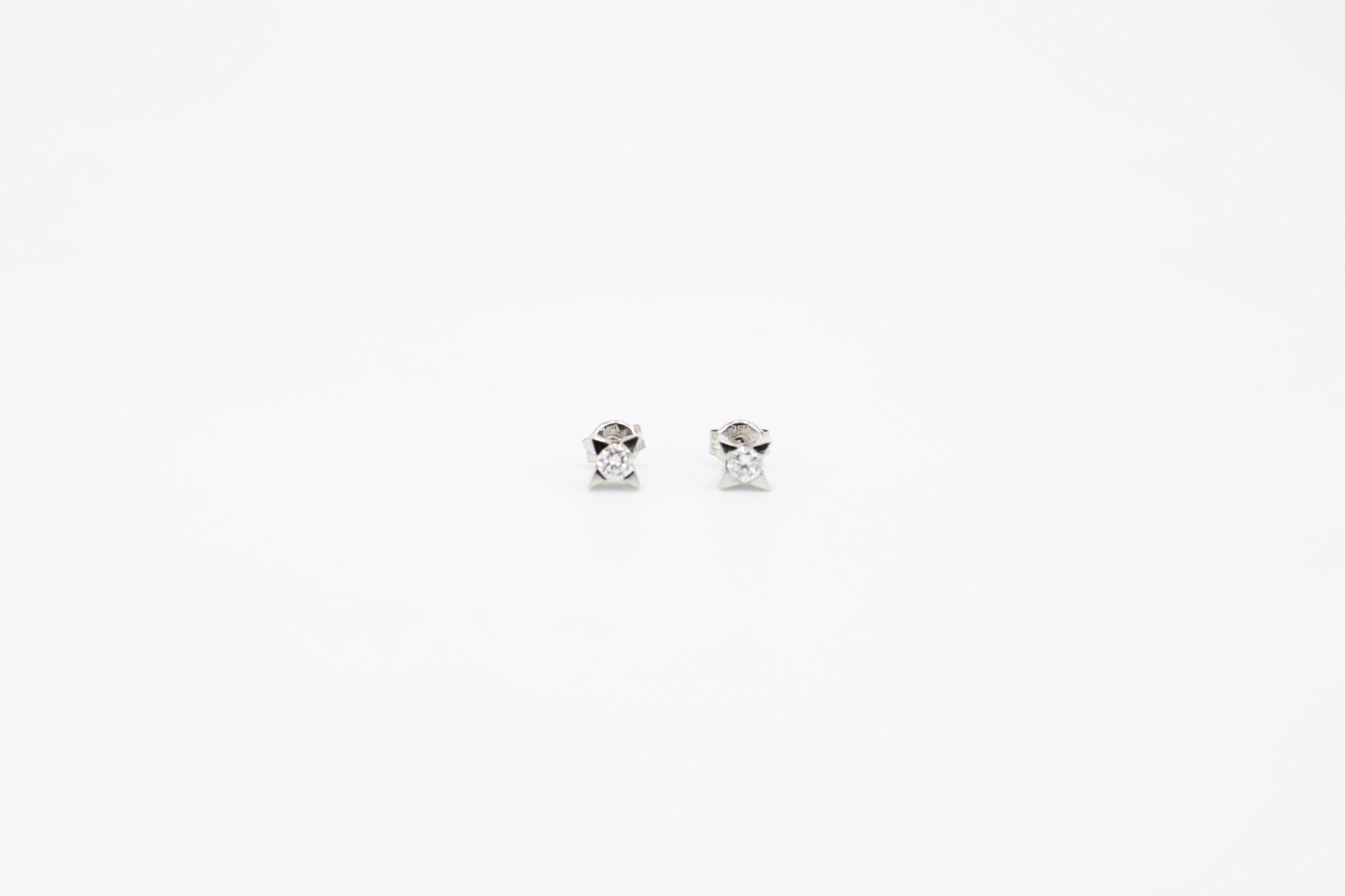 Pendiente de oro blanco de 18k con diamantes. de segunda mano. Joyería de ocasión | ROYALHYSTERIA