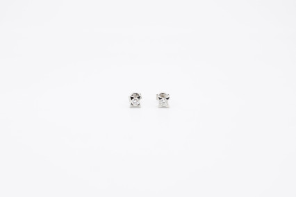 Pendiente de oro blanco de 18k con diamantes. de segunda mano. Joyería de ocasión | ROYALHYSTERIA