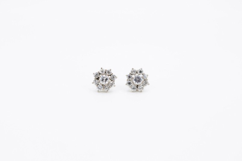 Pendiente de oro blanco de 18k. de segunda mano. Joyería de ocasión | ROYALHYSTERIA