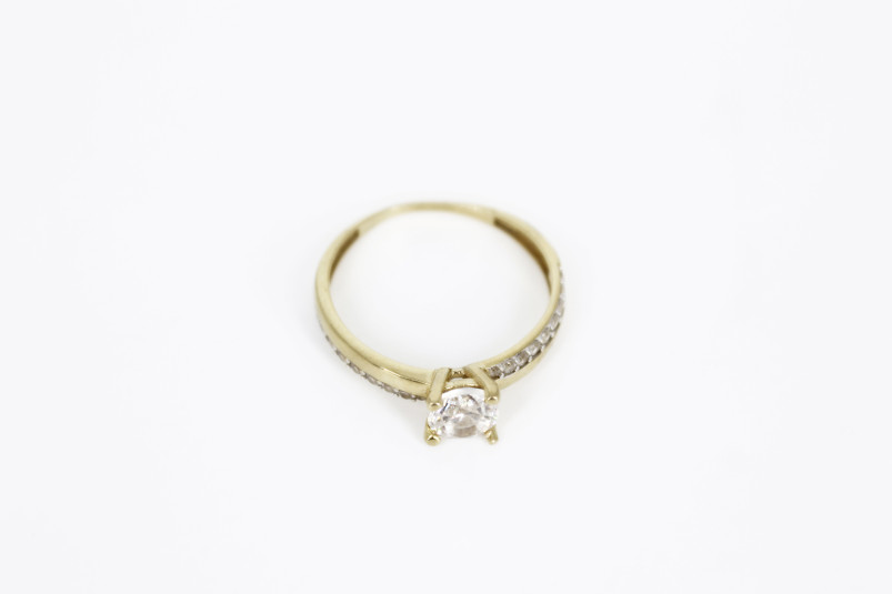 Solitario de oro de 18k con diamantes. de segunda mano. Joyería de ocasión | ROYALHYSTERIA