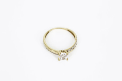 Solitario de oro de 18k con diamantes. de segunda mano. Joyería de ocasión | ROYALHYSTERIA