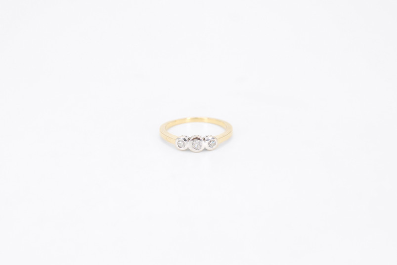 Anillo de oro combinado de 18k con diamantes. de segunda mano. Joyería de ocasión | ROYALHYSTERIA