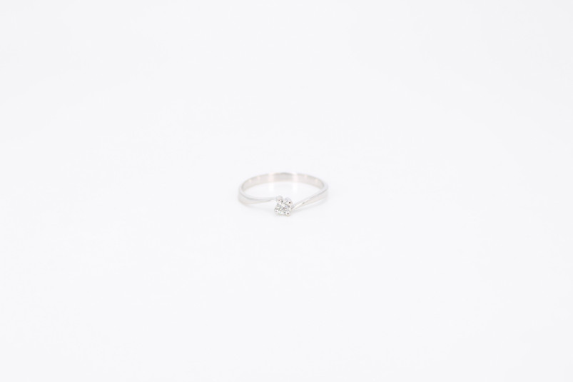 Solitario de oro blanco de 18k con diamantes. de segunda mano. Joyería de ocasión | ROYALHYSTERIA