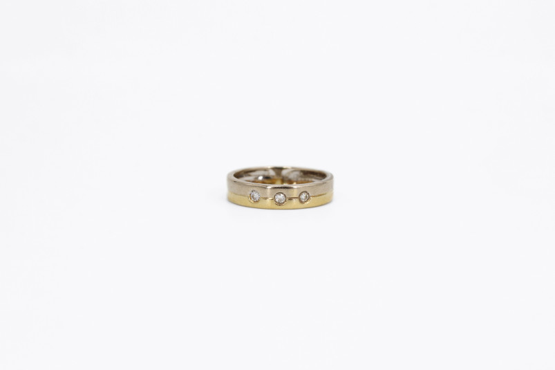 Anillo de oro combinado de 18k con diamantes. de segunda mano. Joyería de ocasión | ROYALHYSTERIA