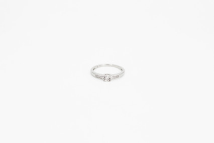 Anillo de oro blanco de 18k con diamantes. de segunda mano. Joyería de ocasión | ROYALHYSTERIA