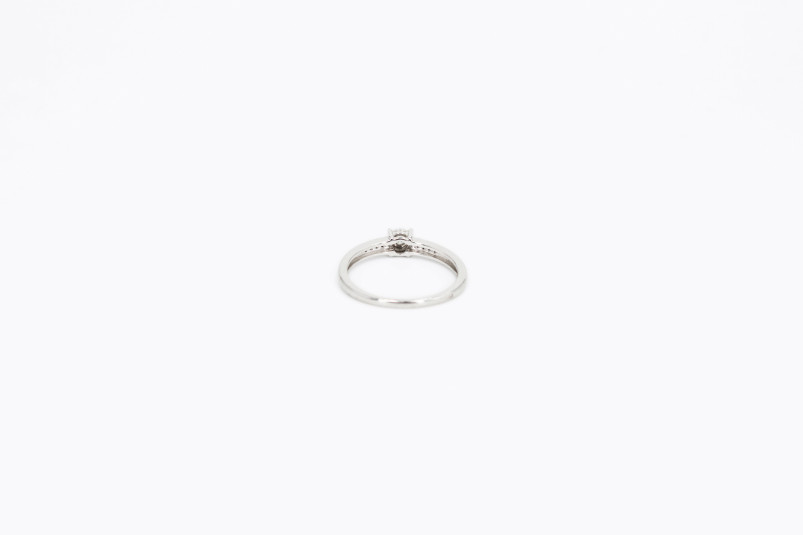Anillo de oro blanco de 18k con diamantes. de segunda mano. Joyería de ocasión | ROYALHYSTERIA