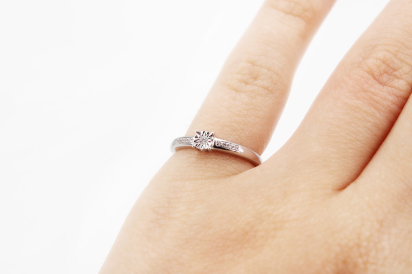 Anillo de oro blanco de 18k con diamantes. de segunda mano. Joyería de ocasión | ROYALHYSTERIA