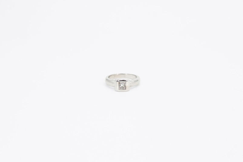 Anillo de oro blanco de 18k con diamantes. de segunda mano. Joyería de ocasión | ROYALHYSTERIA