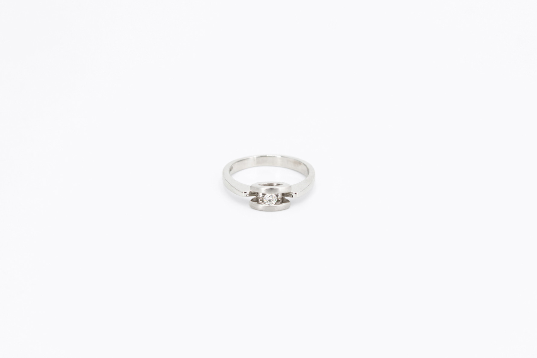 Anillo de oro blanco de 18k con diamantes. de segunda mano. Joyería de ocasión | ROYALHYSTERIA