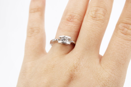 Anillo de oro blanco de 18k con diamantes. de segunda mano. Joyería de ocasión | ROYALHYSTERIA