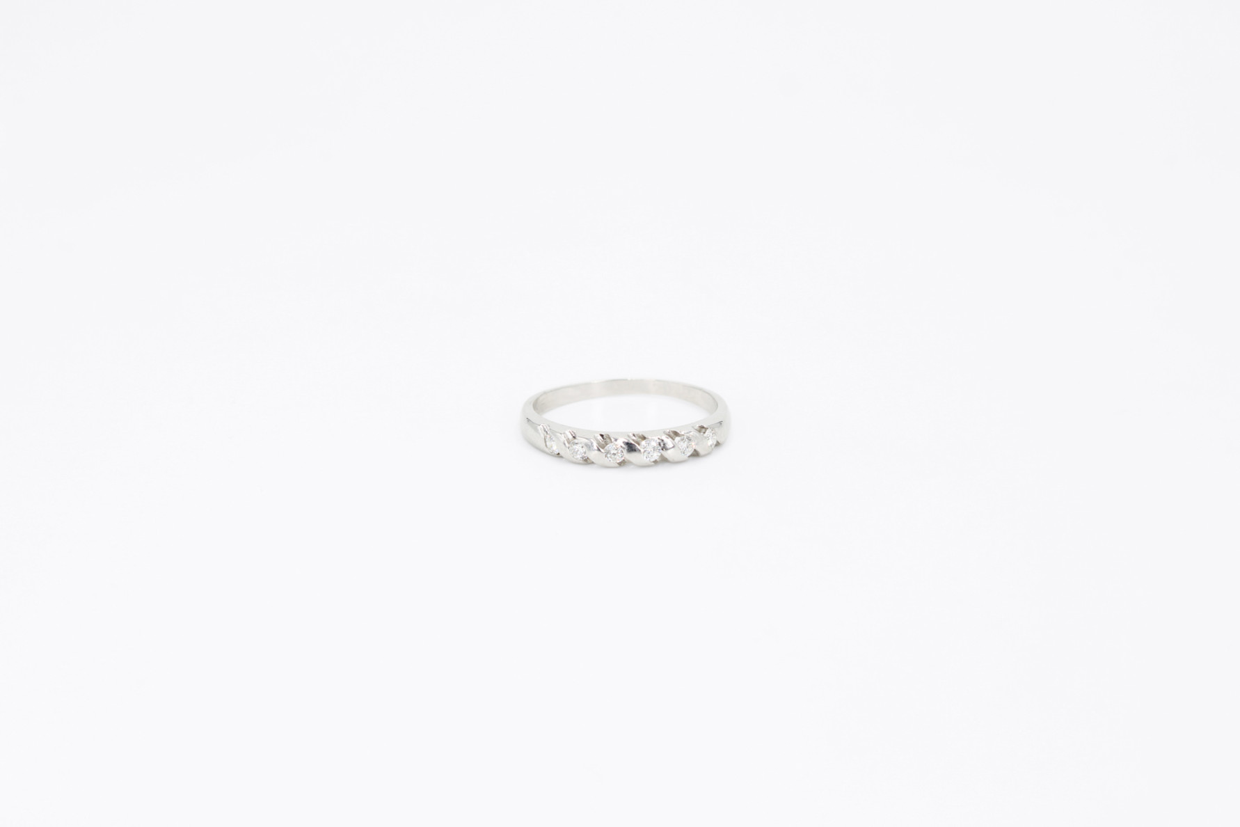 Anillo de oro blanco de 18k con diamantes. de segunda mano. Joyería de ocasión | ROYALHYSTERIA