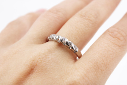 Anillo de oro blanco de 18k con diamantes. de segunda mano. Joyería de ocasión | ROYALHYSTERIA