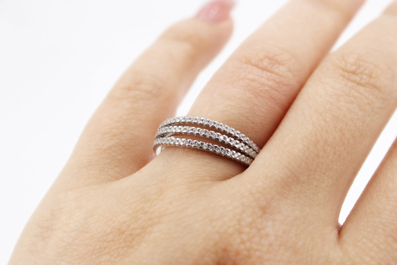 Anillo de oro blanco de 18k con diamantes. de segunda mano. Joyería de ocasión | ROYALHYSTERIA