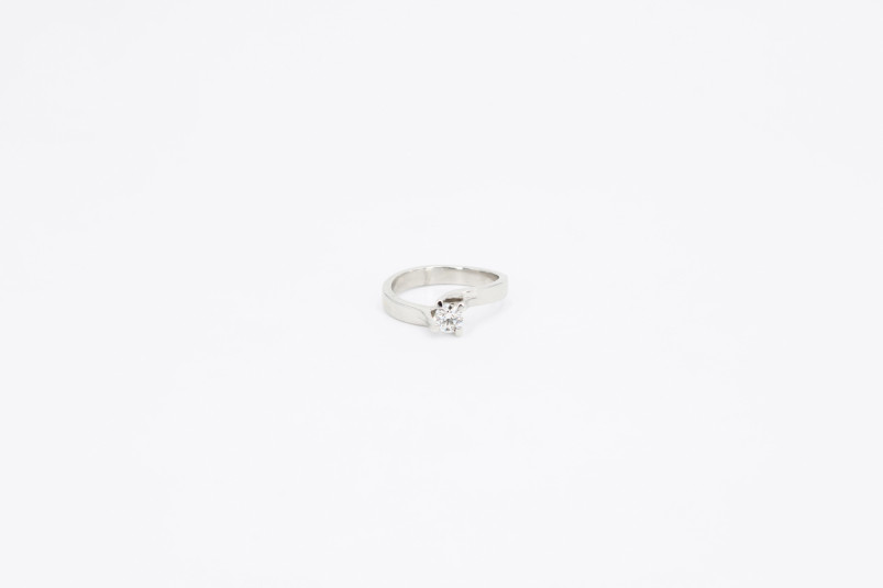 Anillo de oro blanco de 18k con diamantes. de segunda mano. Joyería de ocasión | ROYALHYSTERIA