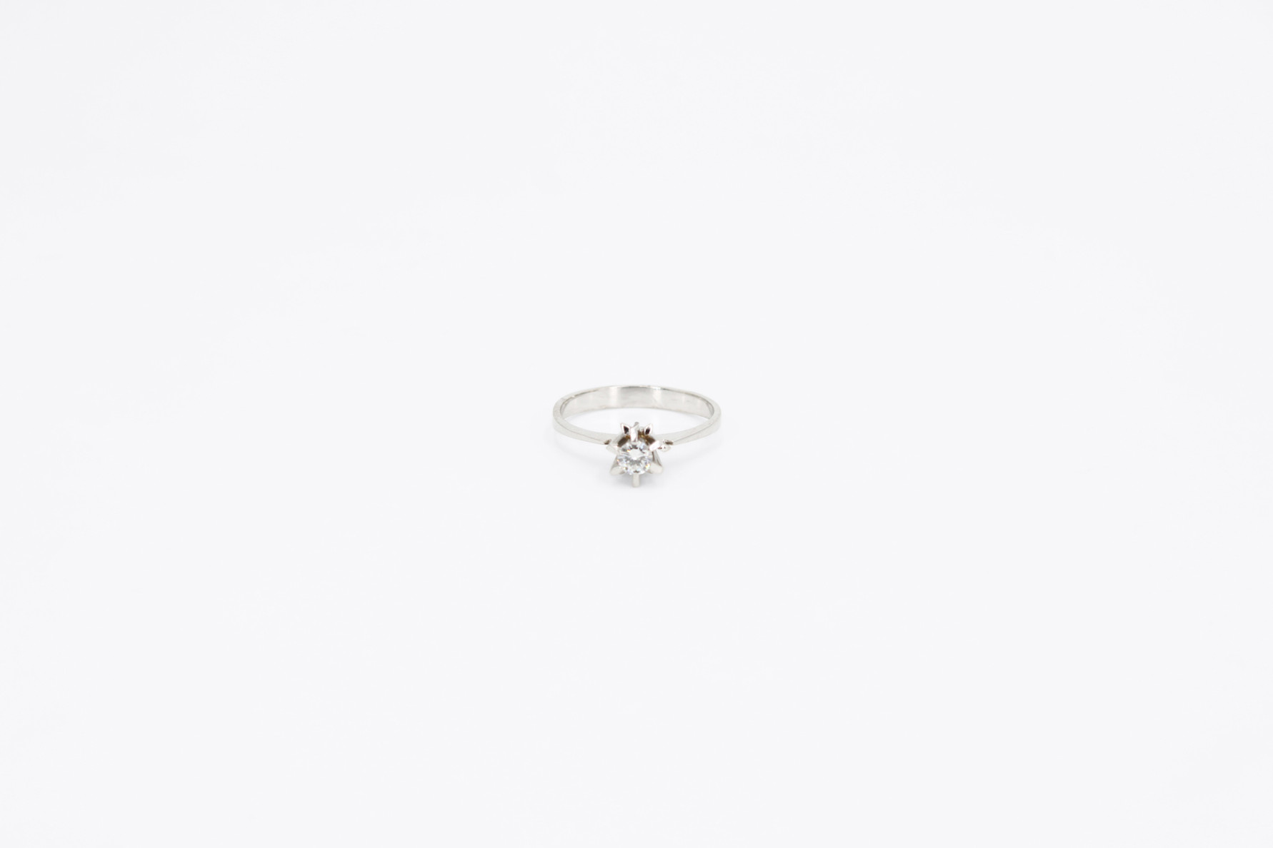 Anillo de oro blanco de 18k con diamantes. de segunda mano. Joyería de ocasión | ROYALHYSTERIA