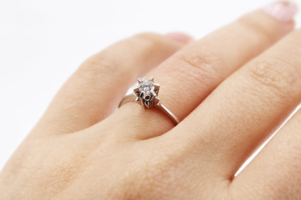 Anillo de oro blanco de 18k con diamantes. de segunda mano. Joyería de ocasión | ROYALHYSTERIA