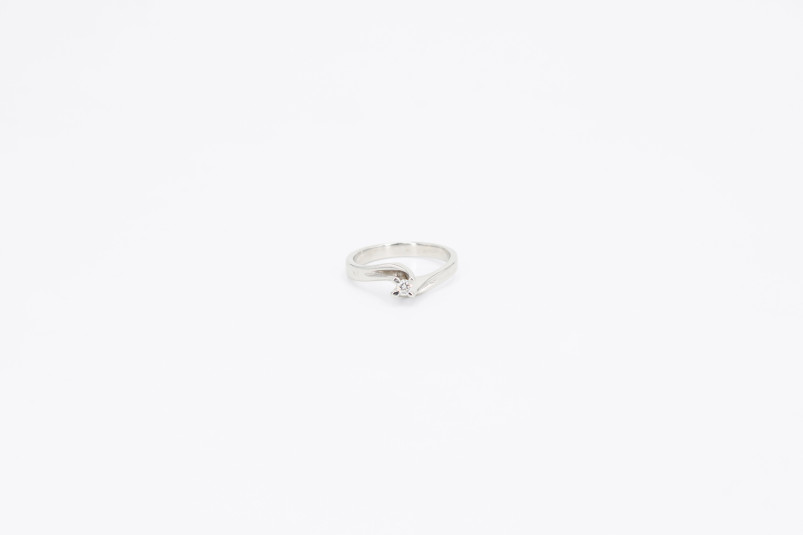 Anillo de oro blanco de 18k con diamantes. de segunda mano. Joyería de ocasión | ROYALHYSTERIA