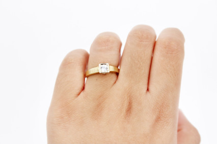 Solitario de oro combinado de 18k. de segunda mano. Joyería de ocasión | ROYALHYSTERIA