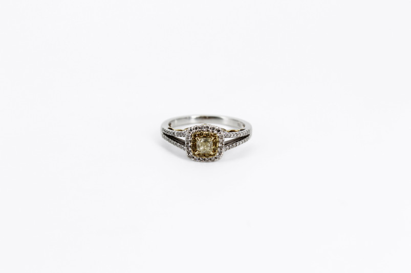 Solitario de oro blanco de 18k con diamantes. de segunda mano. Joyería de ocasión | ROYALHYSTERIA