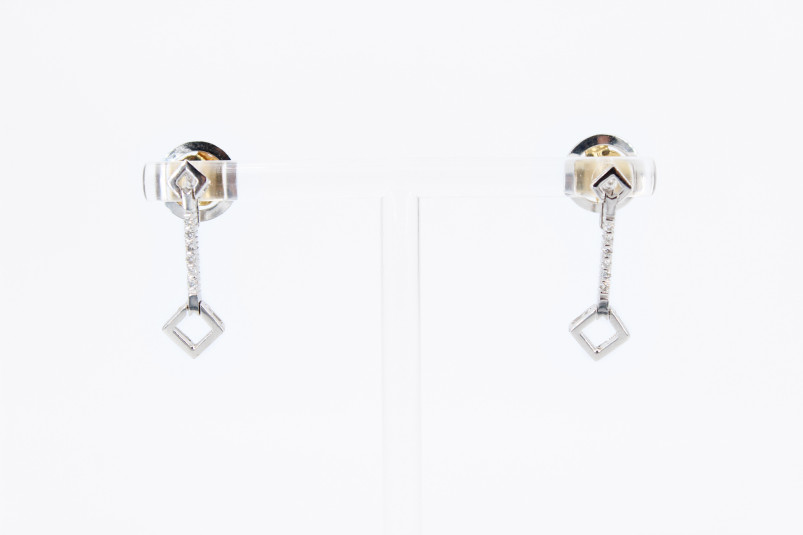 Pendiente de oro blanco de 18k. de segunda mano. Joyería de ocasión | ROYALHYSTERIA