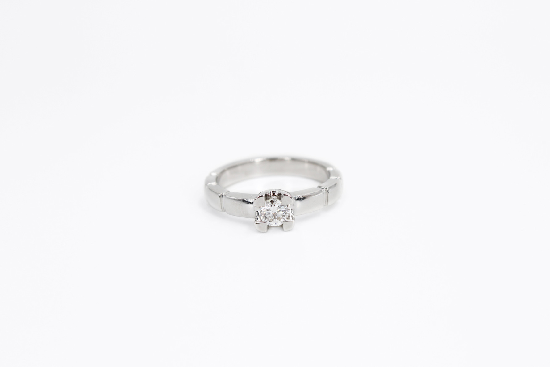 Anillo de oro blanco de 18k con diamantes. de segunda mano. Joyería de ocasión | ROYALHYSTERIA