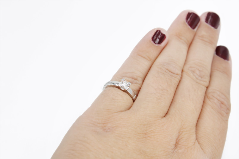 Anillo de oro blanco de 18k con diamantes. de segunda mano. Joyería de ocasión | ROYALHYSTERIA