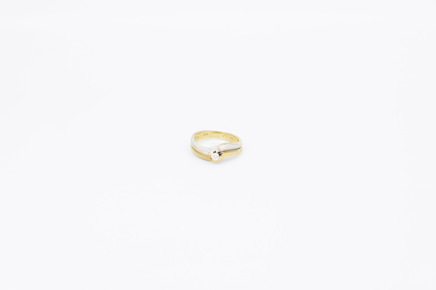 Anillo de oro combinado de 18k con diamantes. de segunda mano. Joyería de ocasión | ROYALHYSTERIA