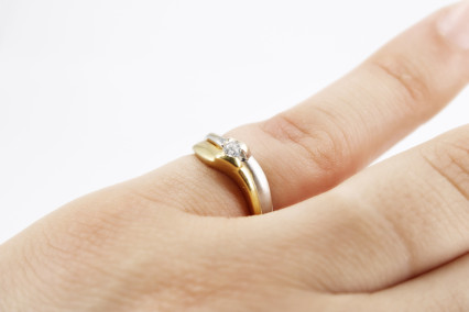 Anillo de oro combinado de 18k con diamantes. de segunda mano. Joyería de ocasión | ROYALHYSTERIA