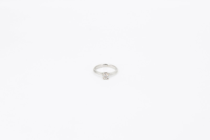 Solitario de oro blanco de 18k con diamantes. de segunda mano. Joyería de ocasión | ROYALHYSTERIA