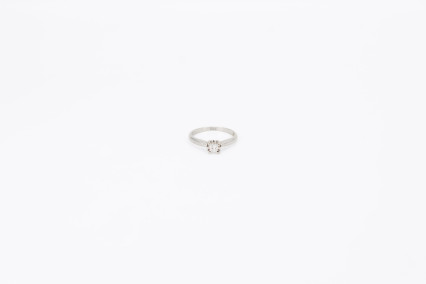 Anillo de oro blanco de 18k con diamantes. de segunda mano. Joyería de ocasión | ROYALHYSTERIA