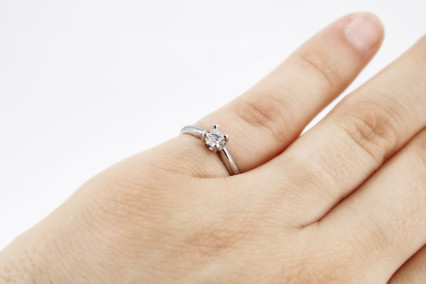 Anillo de oro blanco de 18k con diamantes. de segunda mano. Joyería de ocasión | ROYALHYSTERIA