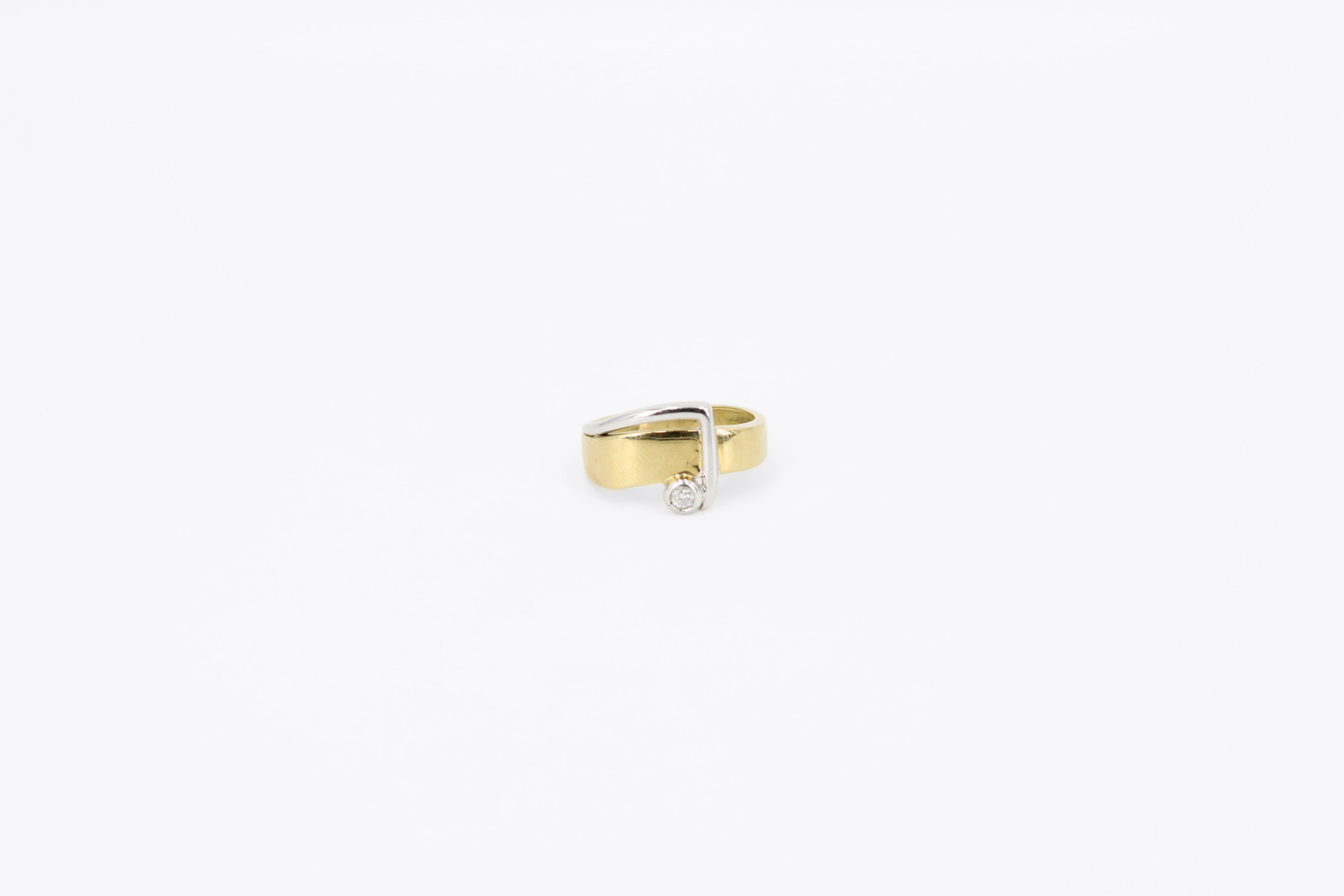 Anillo de oro combinado de 18k con diamantes. de segunda mano. Joyería de ocasión | ROYALHYSTERIA