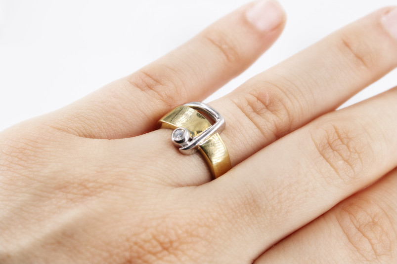 Anillo de oro combinado de 18k con diamantes. de segunda mano. Joyería de ocasión | ROYALHYSTERIA