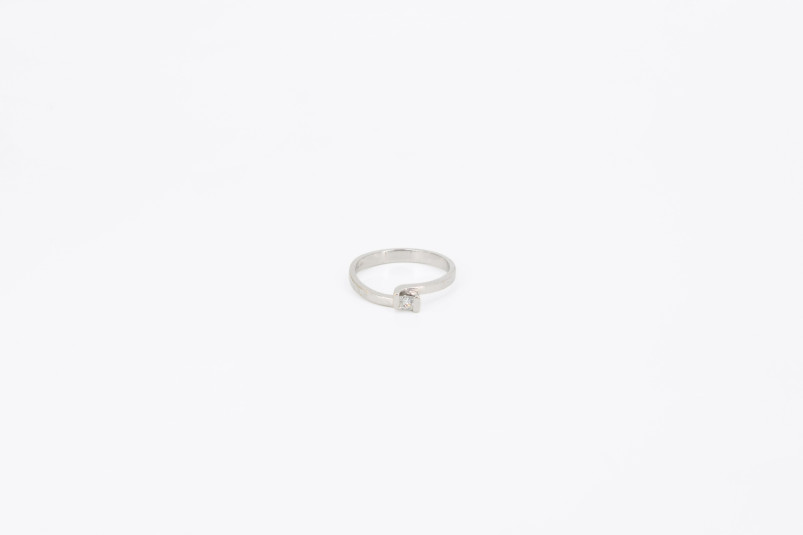 Anillo de oro blanco de 18k con diamantes. de segunda mano. Joyería de ocasión | ROYALHYSTERIA
