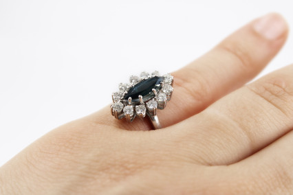 Anillo de oro blanco de 18k con diamantes. de segunda mano. Joyería de ocasión | ROYALHYSTERIA