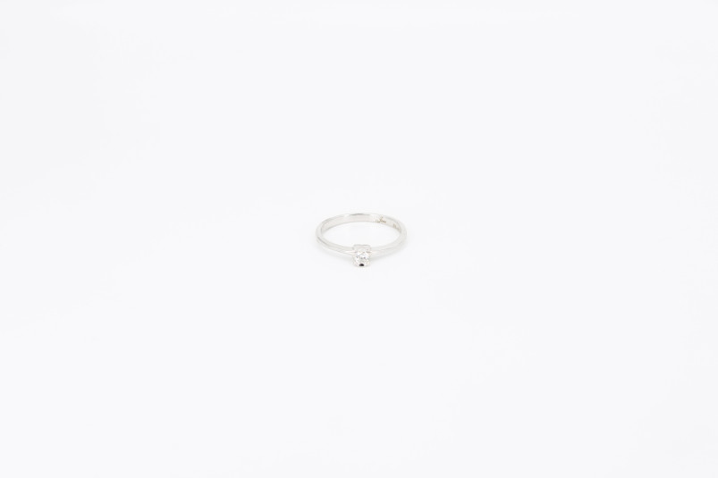 Anillo de oro blanco de 18k con diamantes. de segunda mano. Joyería de ocasión | ROYALHYSTERIA