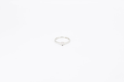 Anillo de oro blanco de 18k con diamantes. de segunda mano. Joyería de ocasión | ROYALHYSTERIA