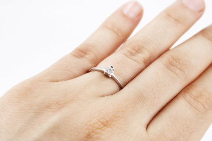 Anillo de oro blanco de 18k con diamantes. de segunda mano. Joyería de ocasión | ROYALHYSTERIA