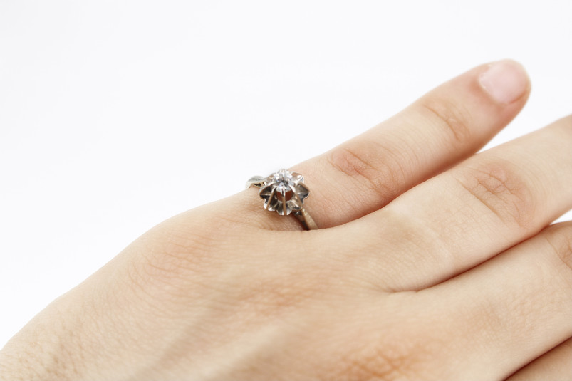 Anillo de oro blanco de 18k con diamantes. de segunda mano. Joyería de ocasión | ROYALHYSTERIA