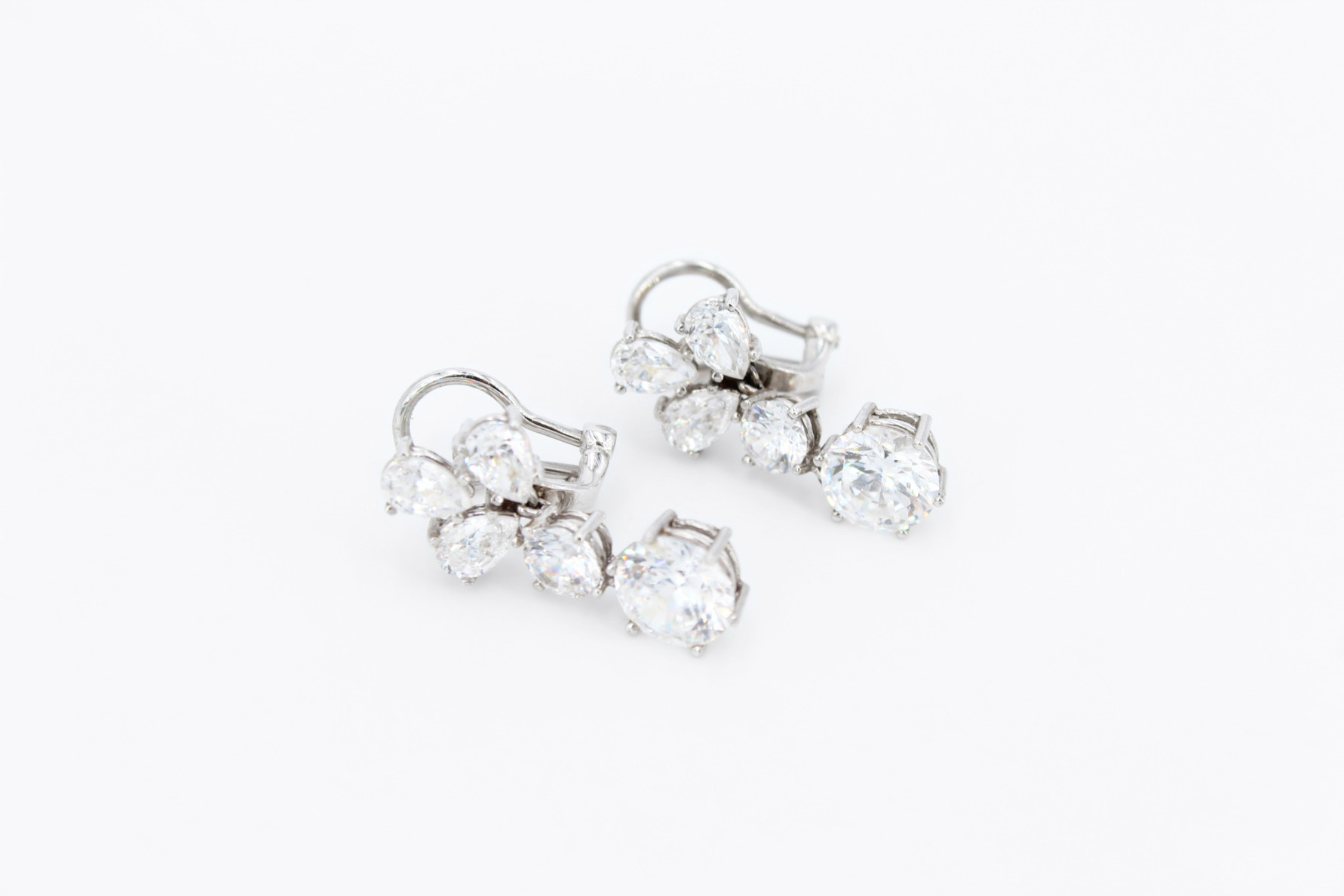 Pendiente de oro blanco de 18k. de segunda mano. Joyería de ocasión | ROYALHYSTERIA
