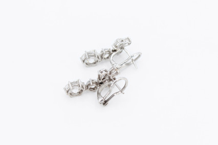 Pendiente de oro blanco de 18k. de segunda mano. Joyería de ocasión | ROYALHYSTERIA