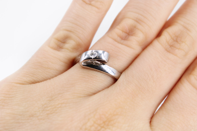 Anillo de oro blanco de 14k con diamantes. de segunda mano. Joyería de ocasión | ROYALHYSTERIA