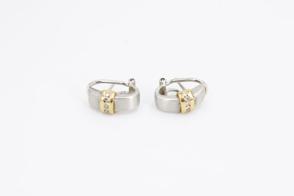 Pendiente de oro combinado de 18k con diamantes. de segunda mano. Joyería de ocasión | ROYALHYSTERIA