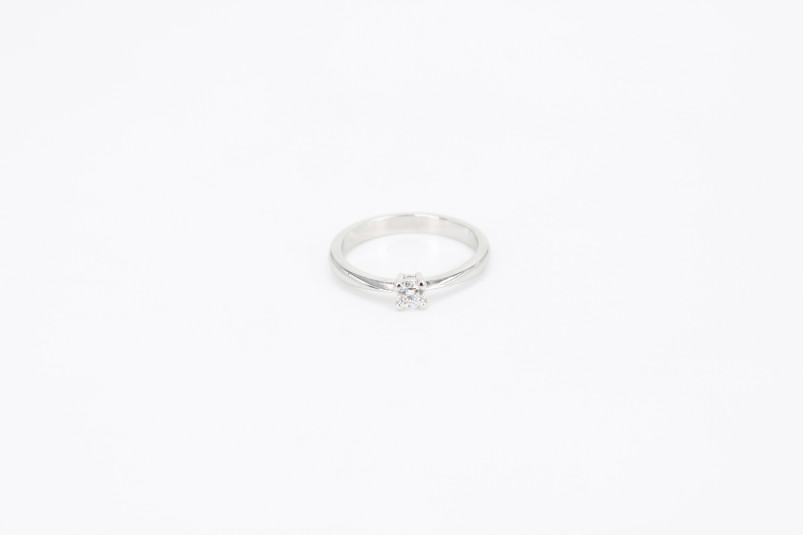 Anillo de oro blanco de 18k con diamantes. de segunda mano. Joyería de ocasión | ROYALHYSTERIA