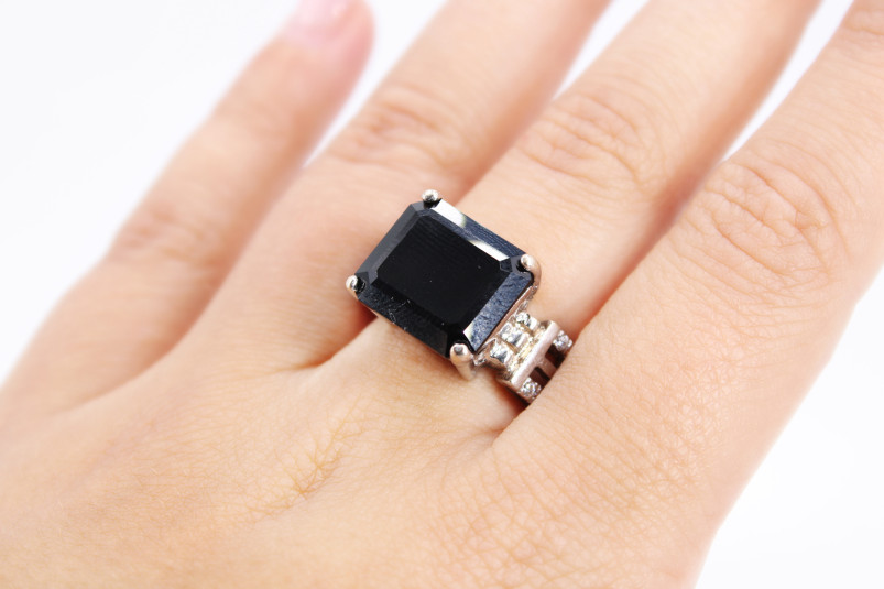 Anillo de oro blanco de 18k. de segunda mano. Joyería de ocasión | ROYALHYSTERIA