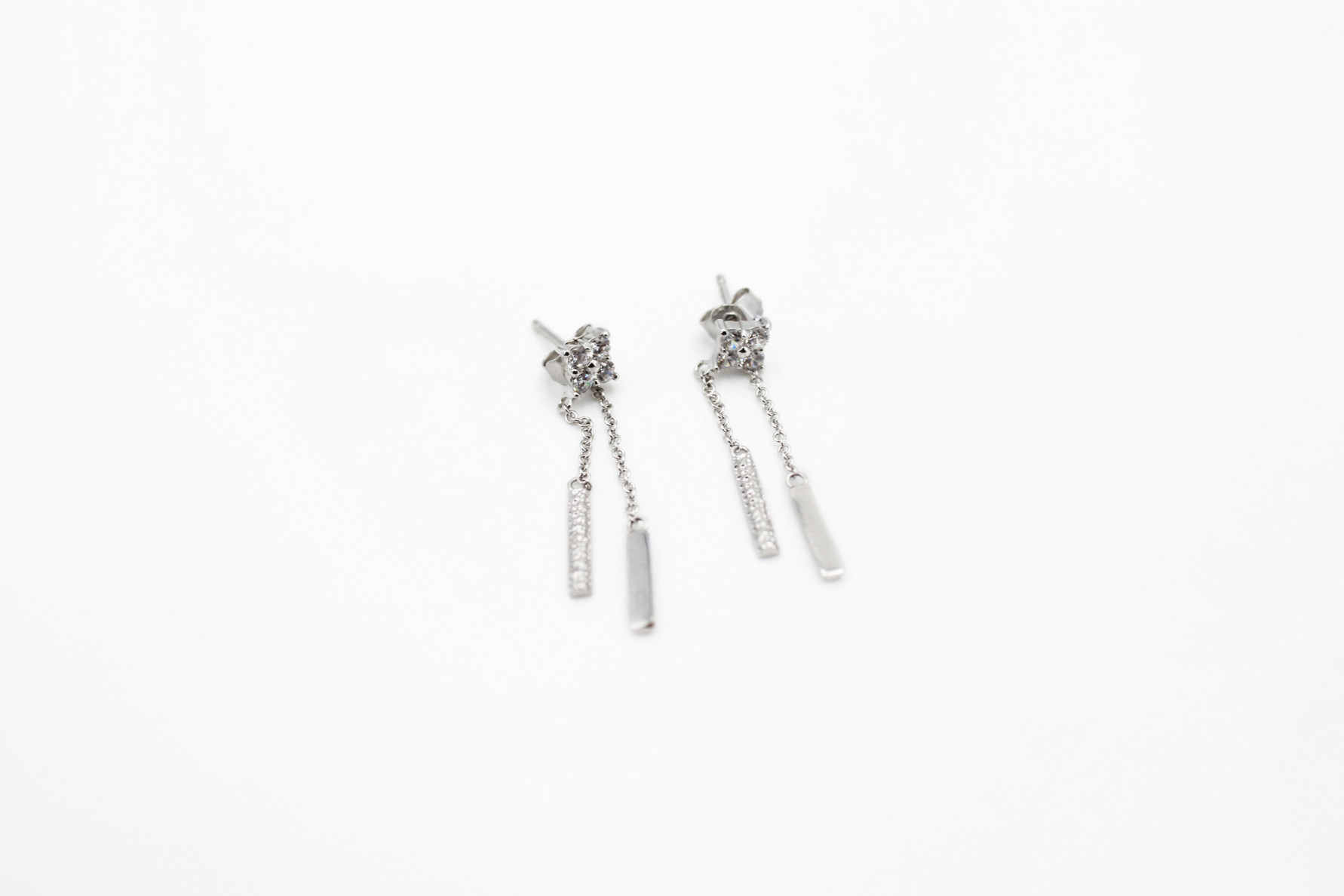 Pendiente de oro blanco de 18k. de segunda mano. Joyería de ocasión | ROYALHYSTERIA