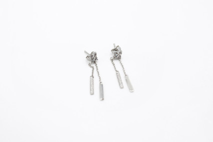 Pendiente de oro blanco de 18k. de segunda mano. Joyería de ocasión | ROYALHYSTERIA