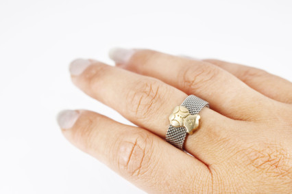 Anillo de oro combinado de 18k. de segunda mano. Joyería de ocasión | ROYALHYSTERIA
