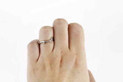 Anillo de oro blanco de 18k. de segunda mano. Joyería de ocasión | ROYALHYSTERIA