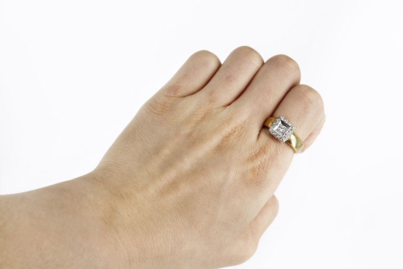 Solitario de oro combinado de 18k con diamantes. de segunda mano. Joyería de ocasión | ROYALHYSTERIA